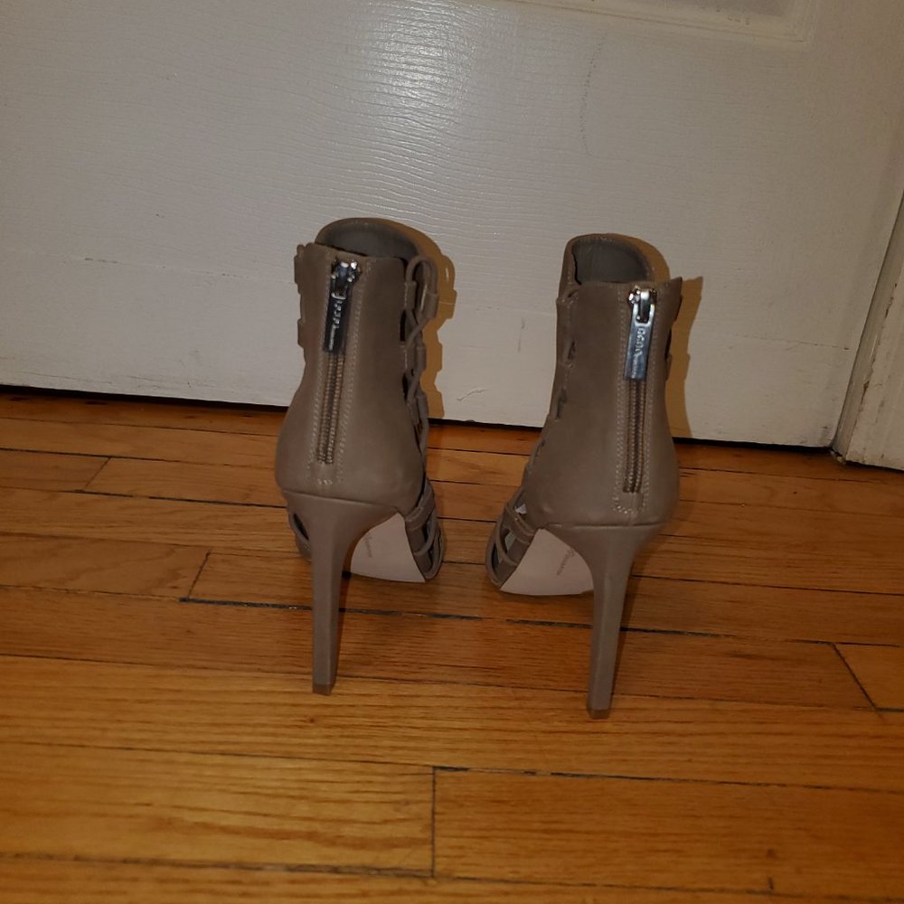 BCBGeneration Taupe Gladiator Shoes - 7.5 - Picture 3 of 6
